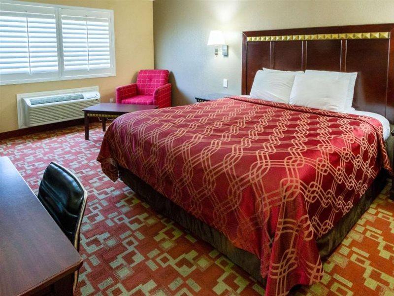 Econo Lodge Inn & Suites Fallbrook Downtown Екстериор снимка