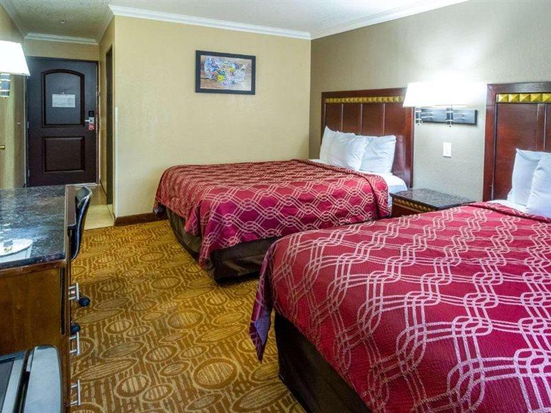 Econo Lodge Inn & Suites Fallbrook Downtown Екстериор снимка