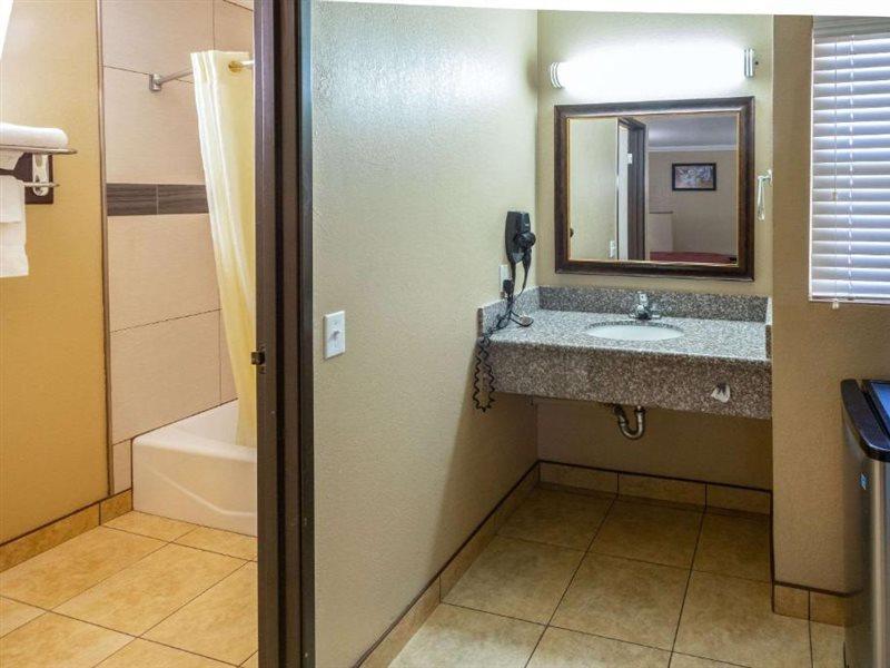 Econo Lodge Inn & Suites Fallbrook Downtown Екстериор снимка