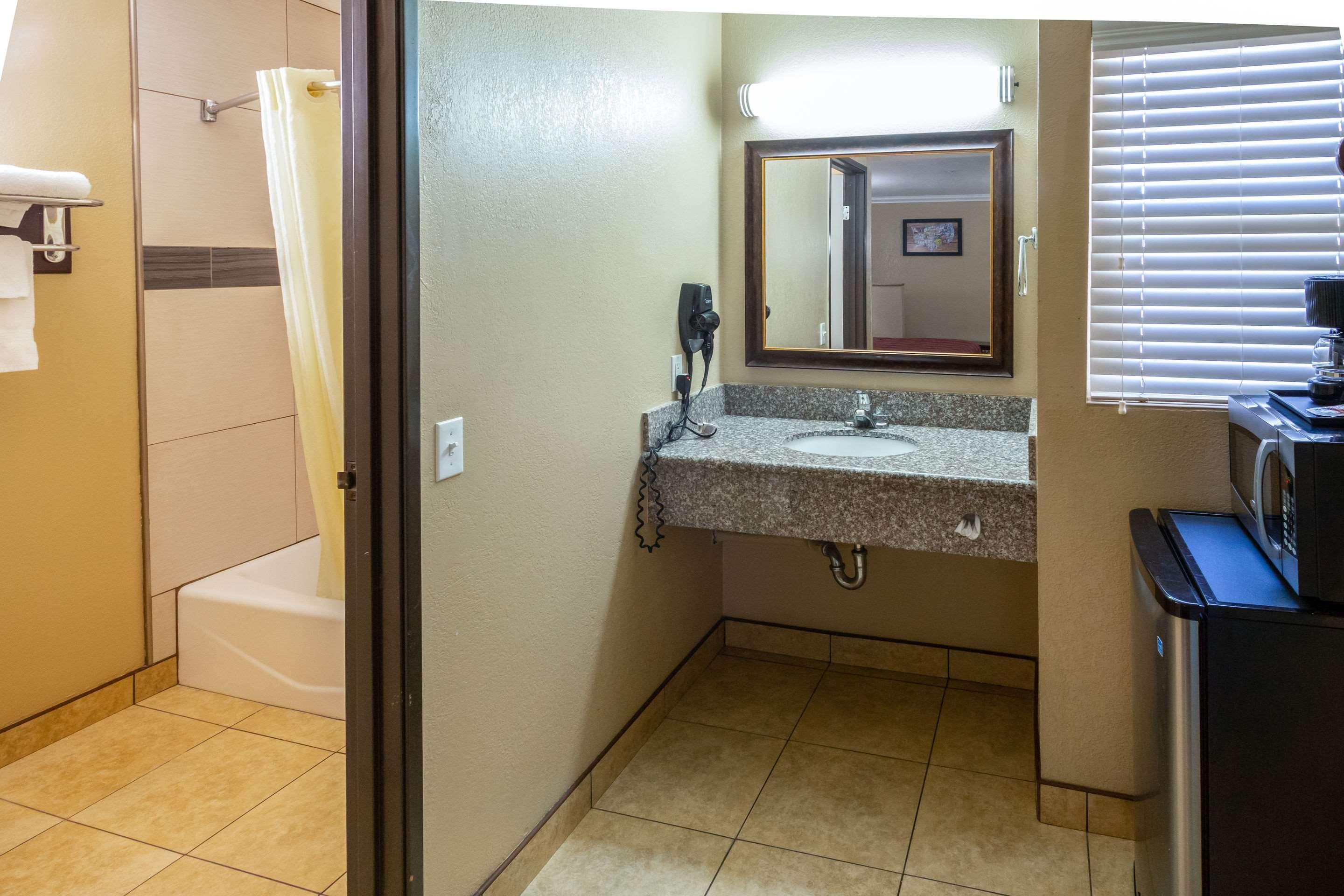 Econo Lodge Inn & Suites Fallbrook Downtown Екстериор снимка