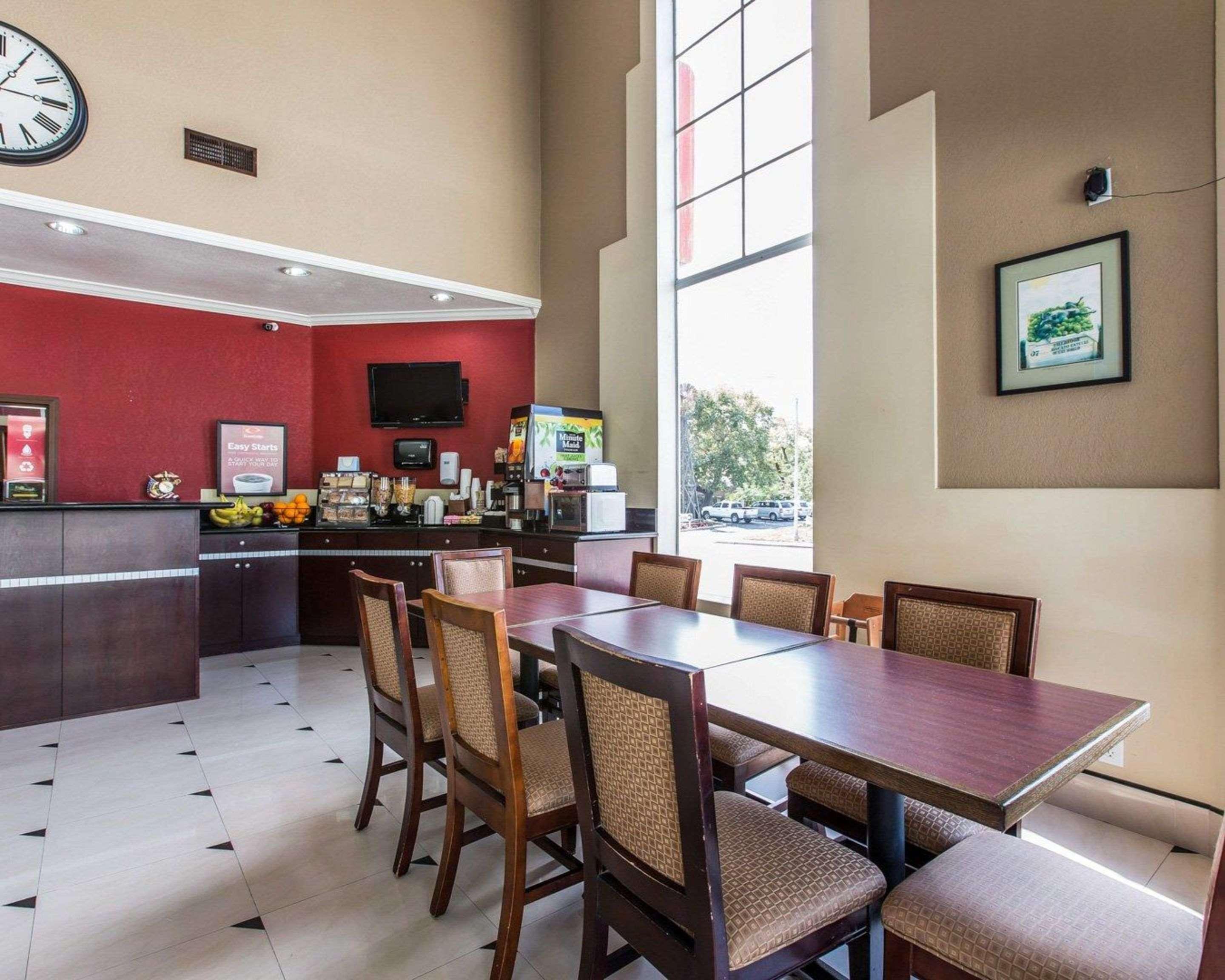 Econo Lodge Inn & Suites Fallbrook Downtown Екстериор снимка