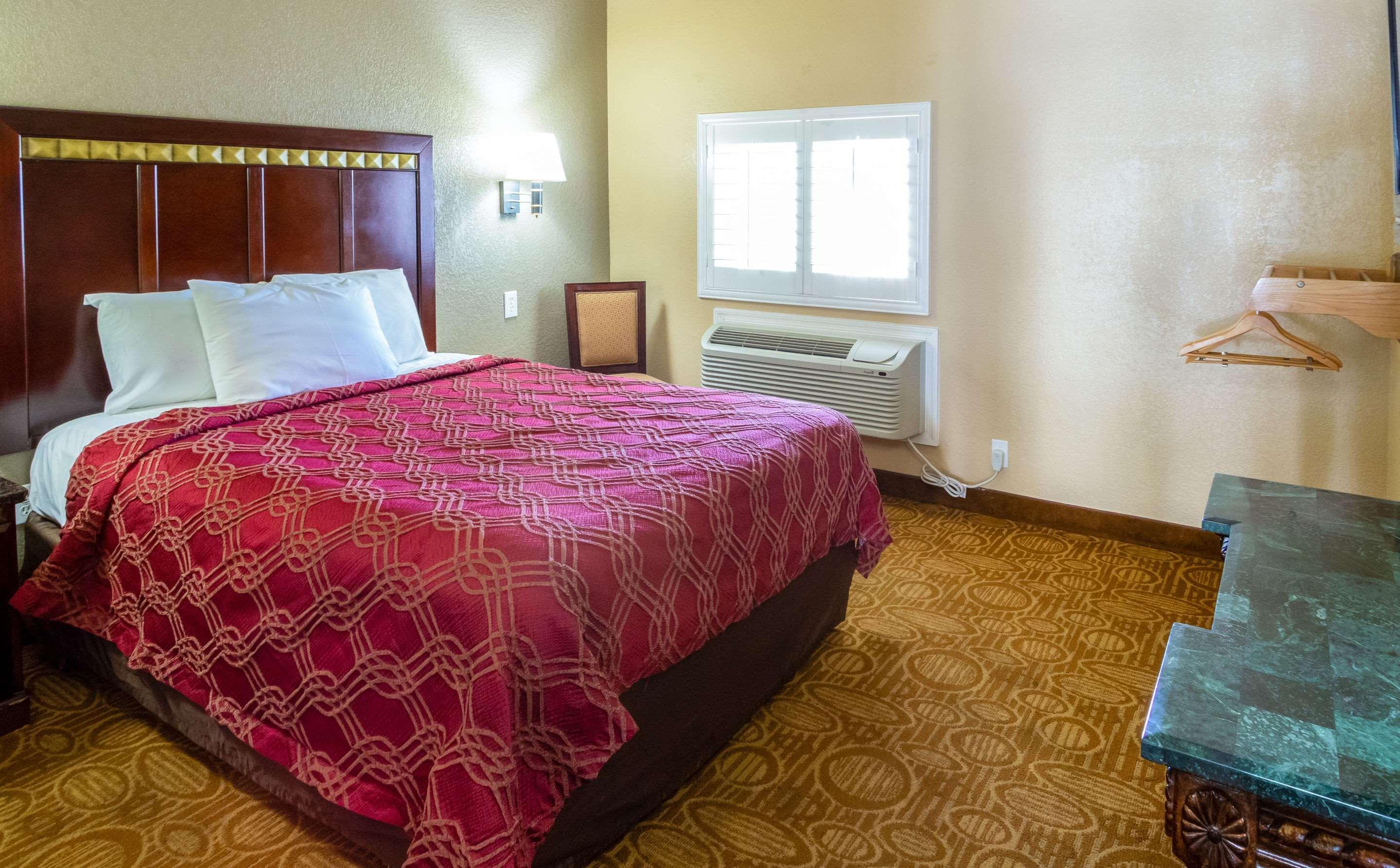 Econo Lodge Inn & Suites Fallbrook Downtown Екстериор снимка