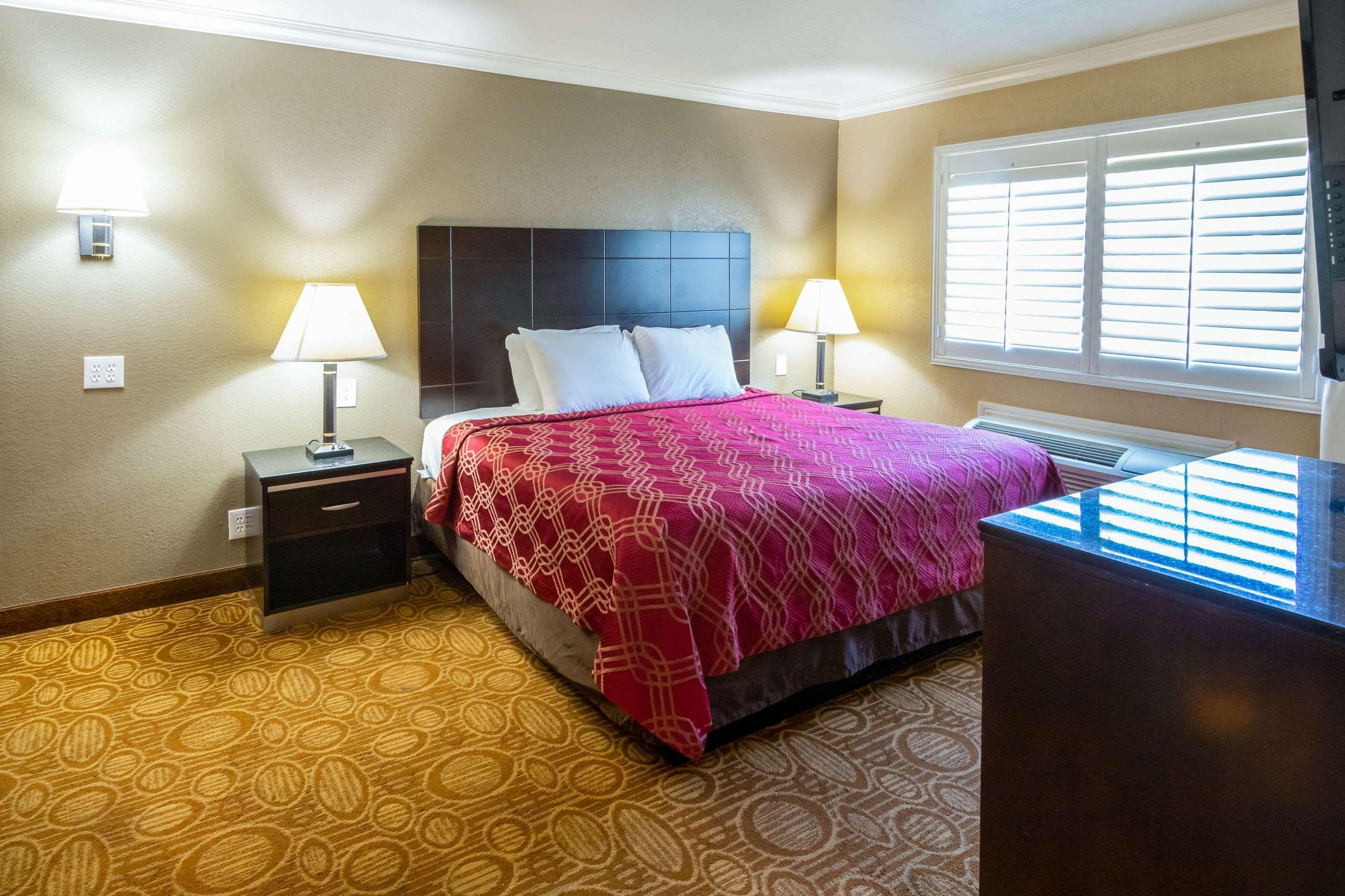 Econo Lodge Inn & Suites Fallbrook Downtown Екстериор снимка