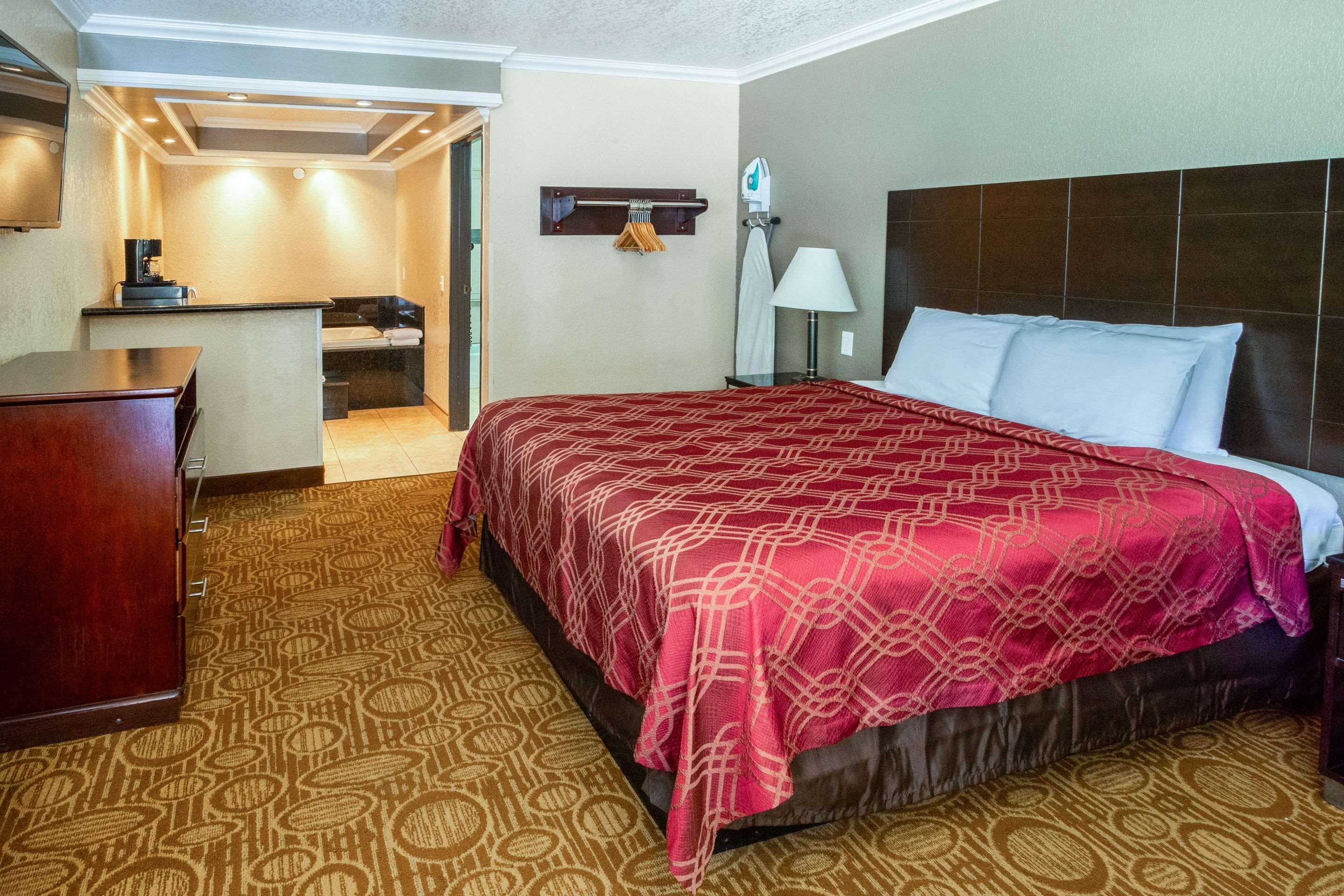 Econo Lodge Inn & Suites Fallbrook Downtown Екстериор снимка