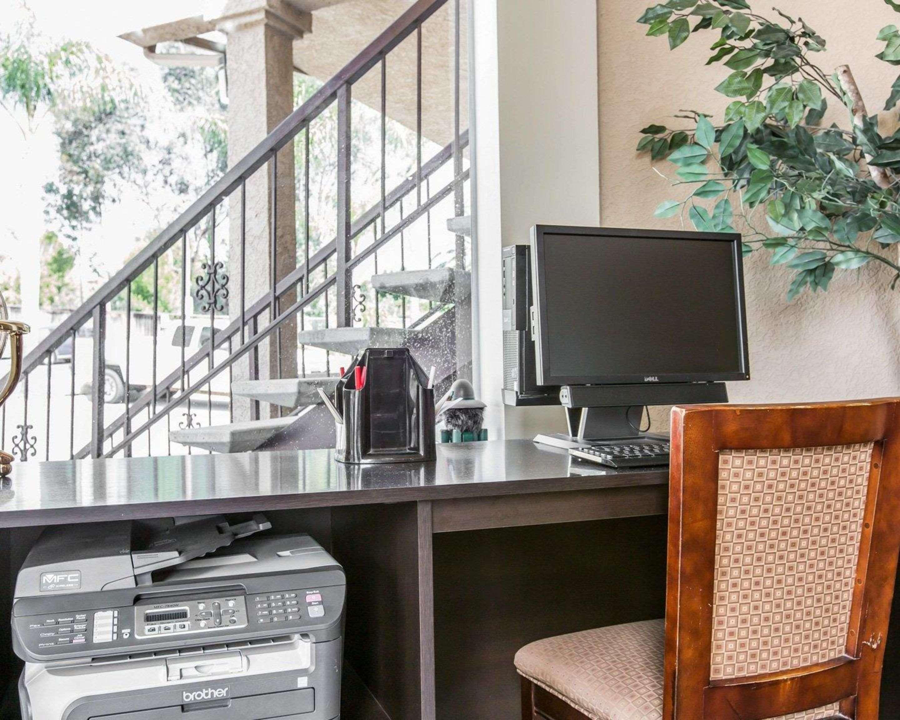 Econo Lodge Inn & Suites Fallbrook Downtown Екстериор снимка