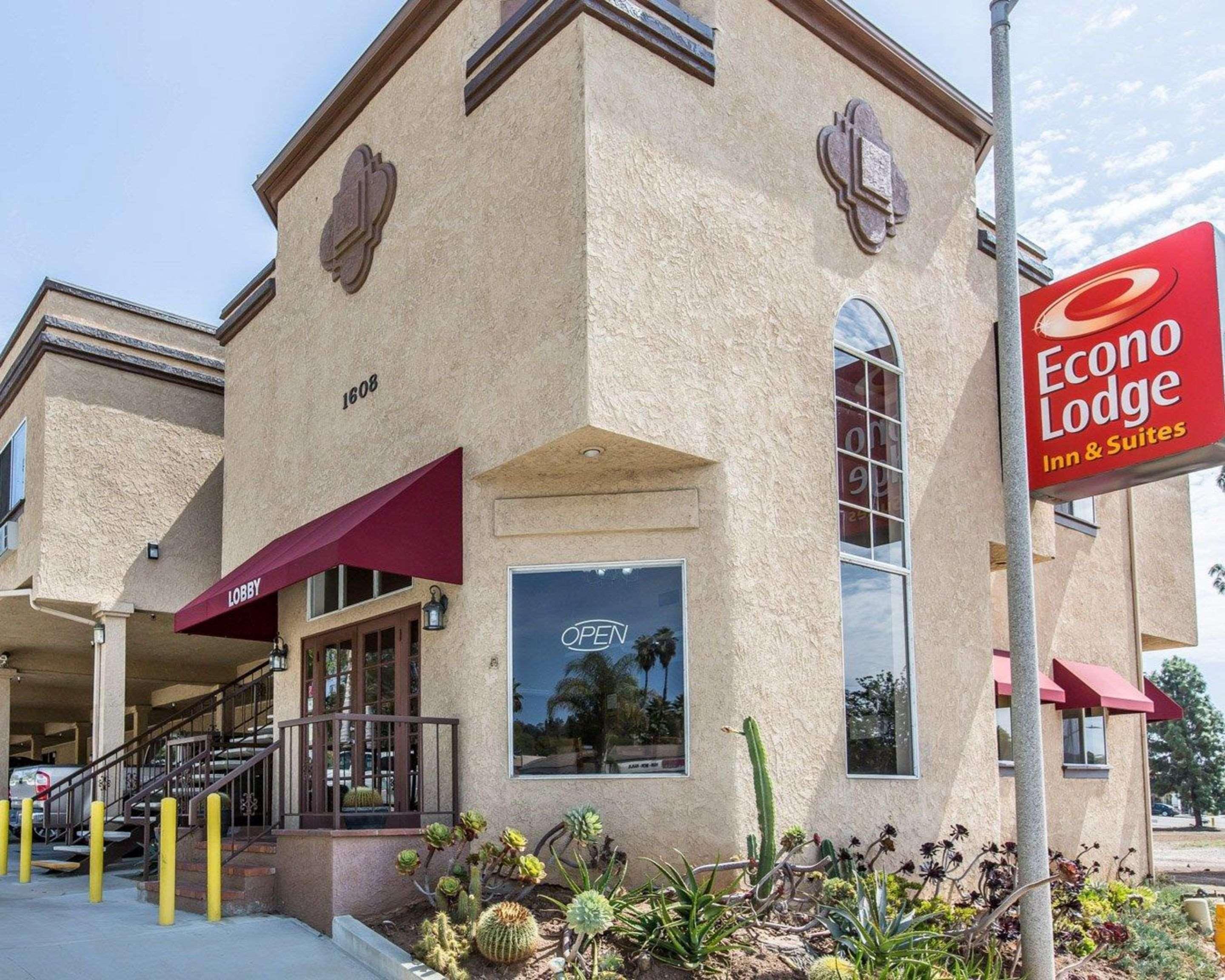 Econo Lodge Inn & Suites Fallbrook Downtown Екстериор снимка