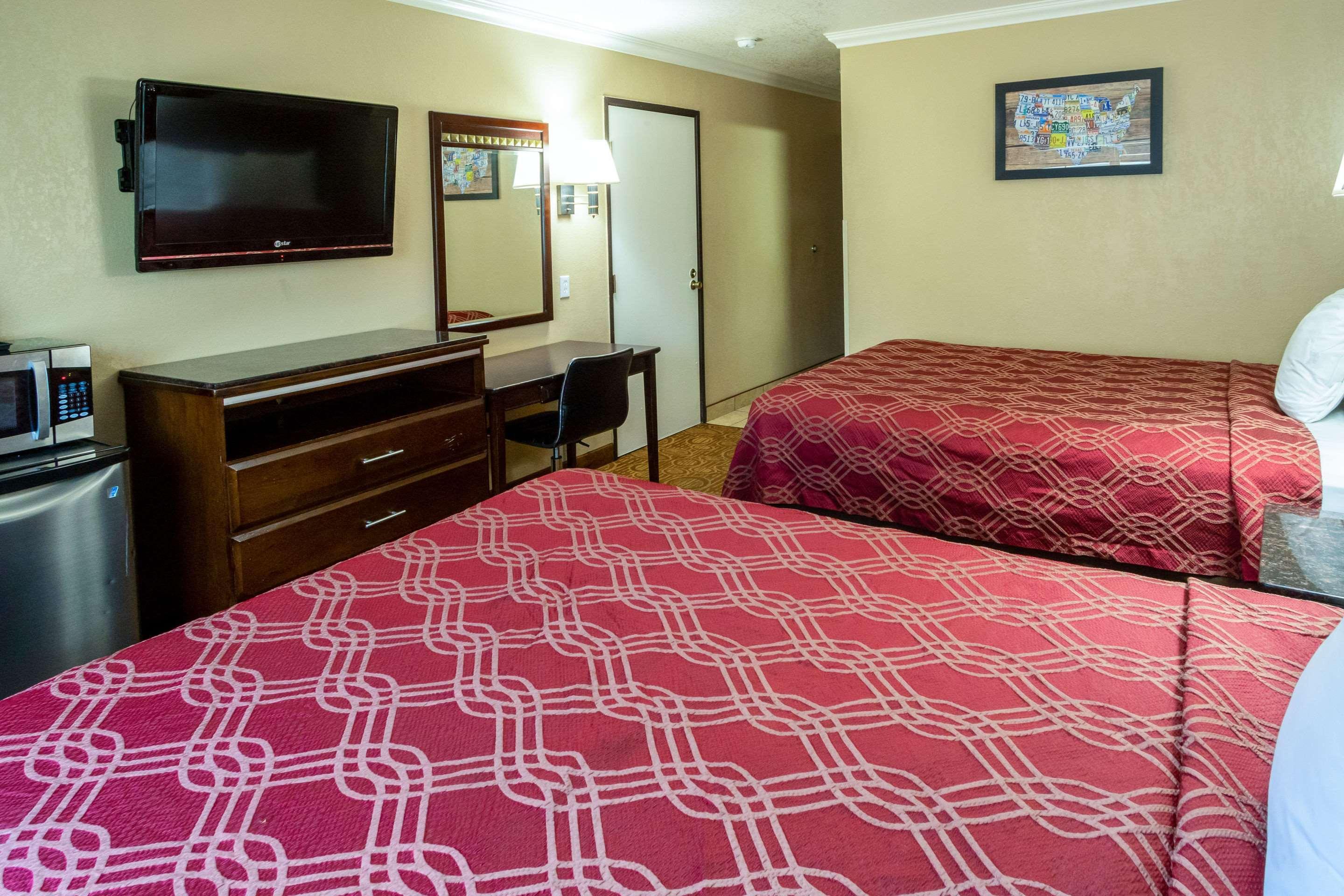 Econo Lodge Inn & Suites Fallbrook Downtown Екстериор снимка