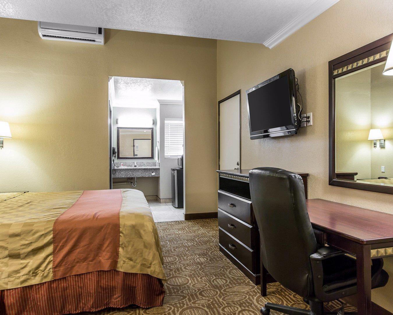 Econo Lodge Inn & Suites Fallbrook Downtown Екстериор снимка