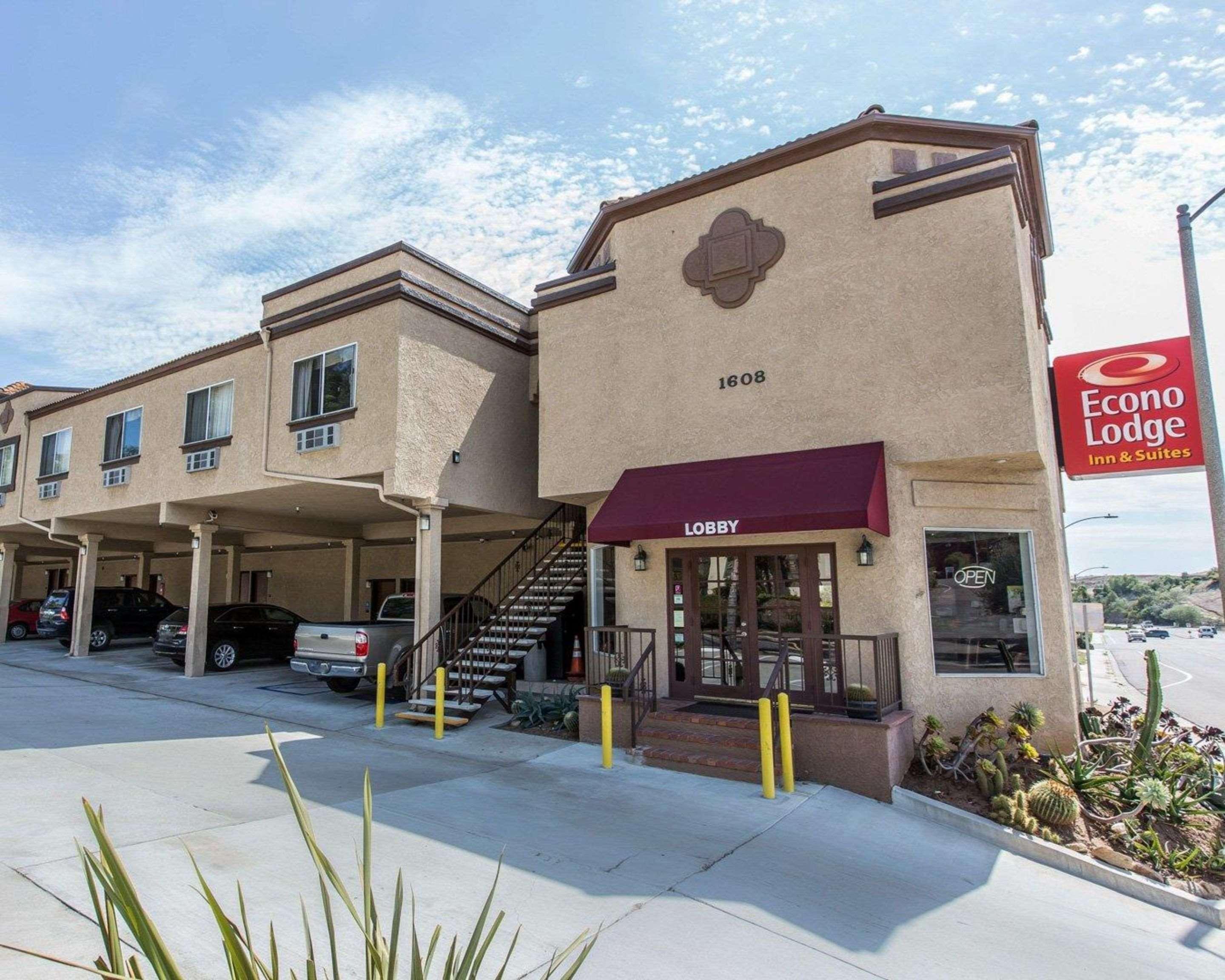 Econo Lodge Inn & Suites Fallbrook Downtown Екстериор снимка