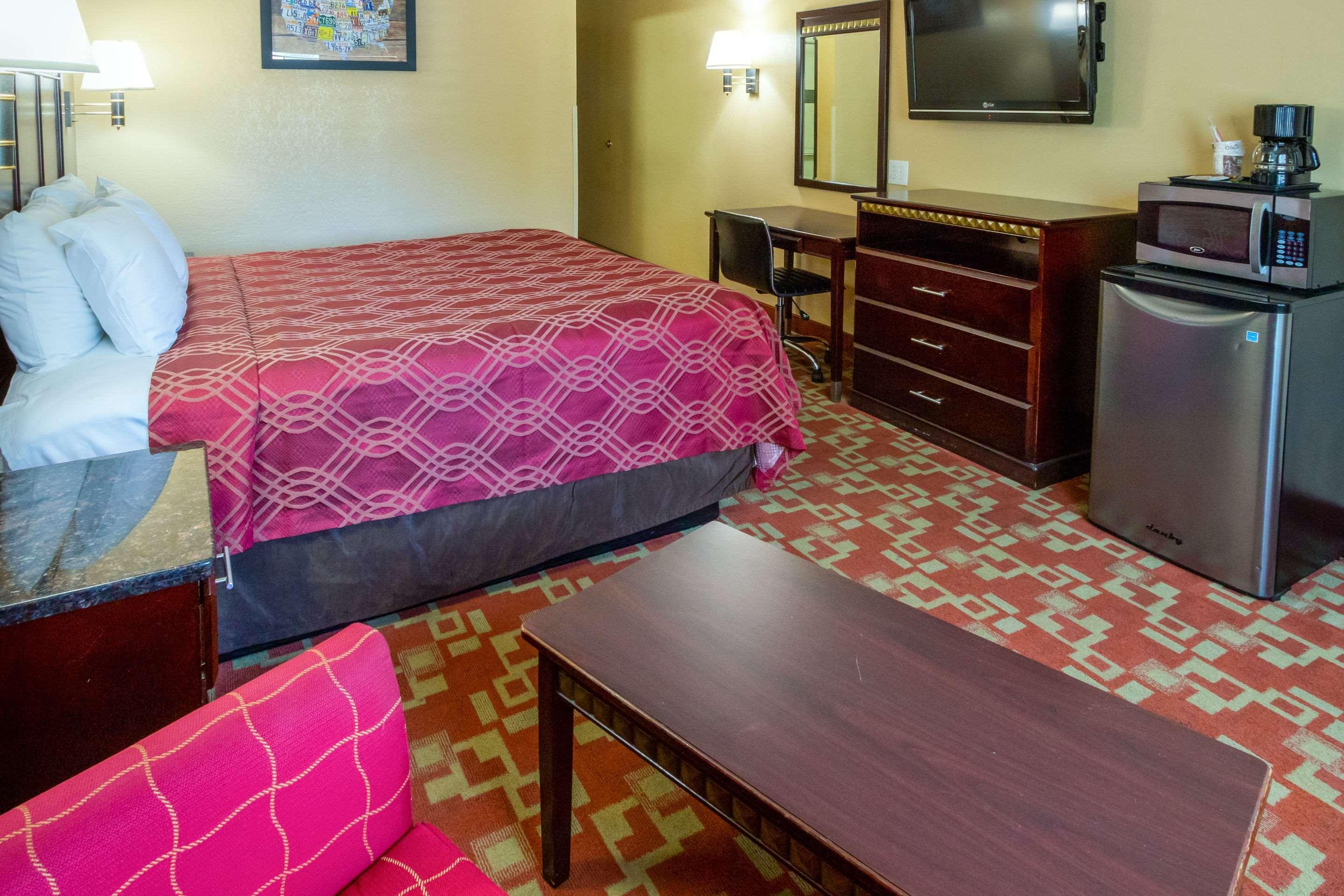 Econo Lodge Inn & Suites Fallbrook Downtown Екстериор снимка