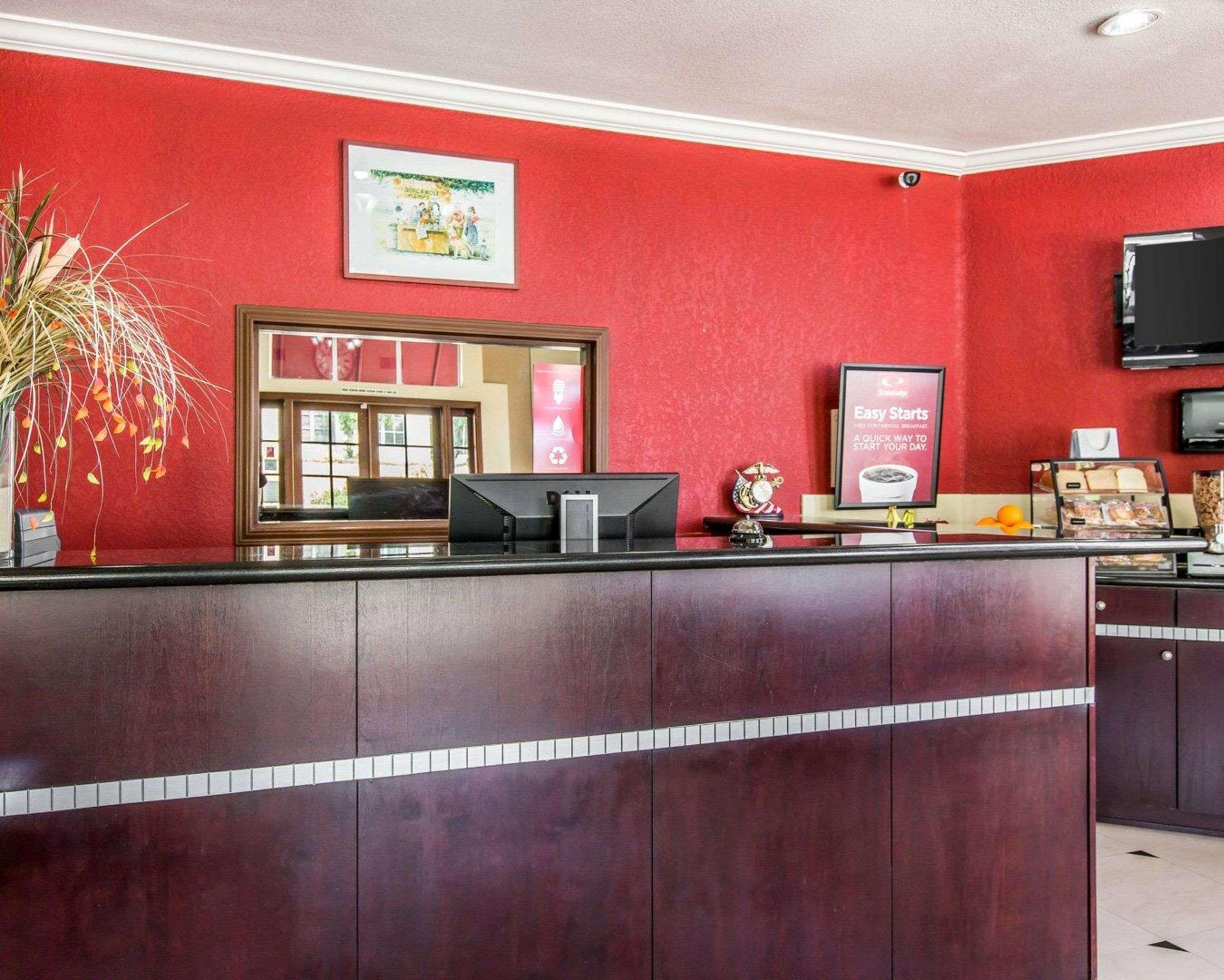 Econo Lodge Inn & Suites Fallbrook Downtown Екстериор снимка