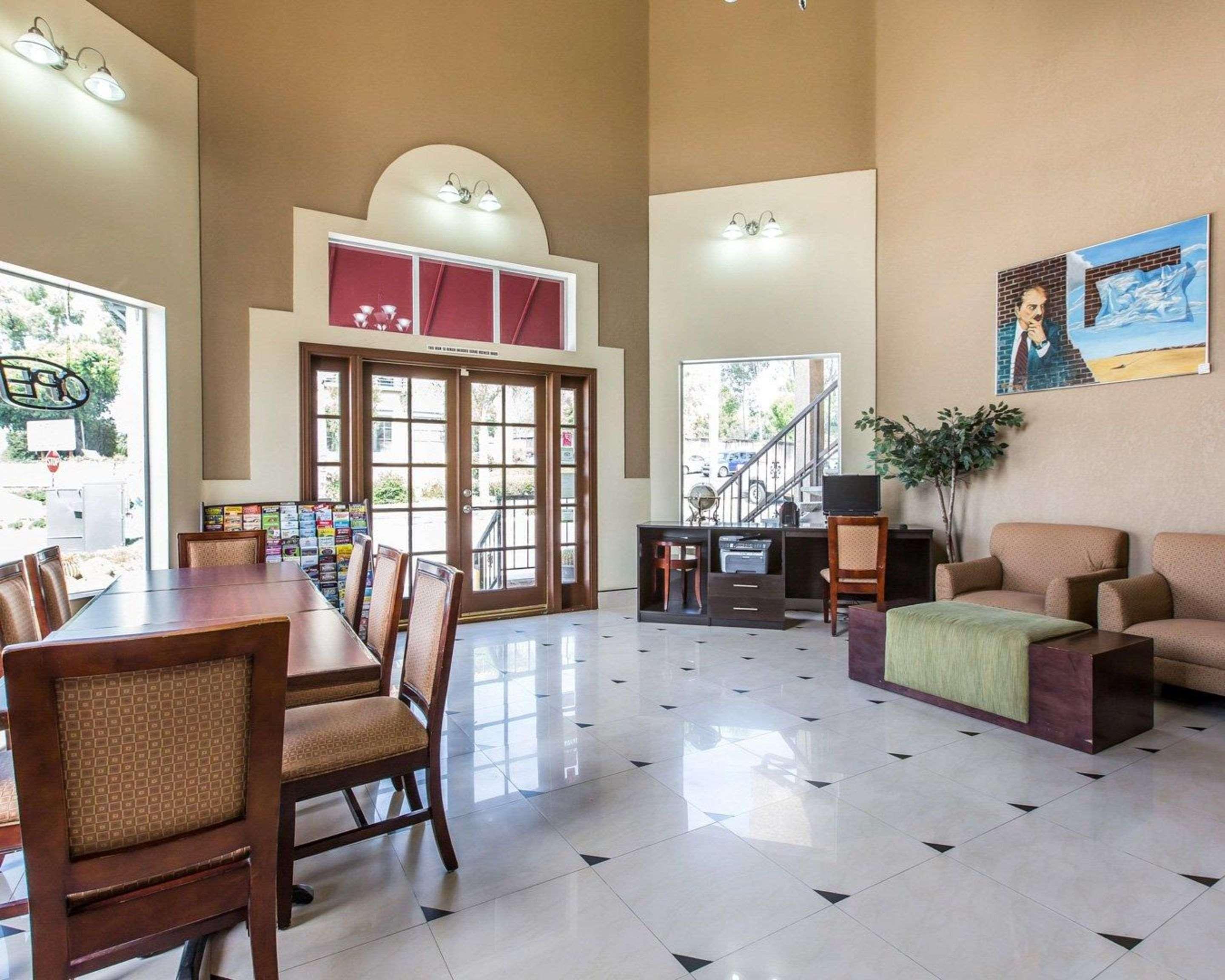 Econo Lodge Inn & Suites Fallbrook Downtown Екстериор снимка