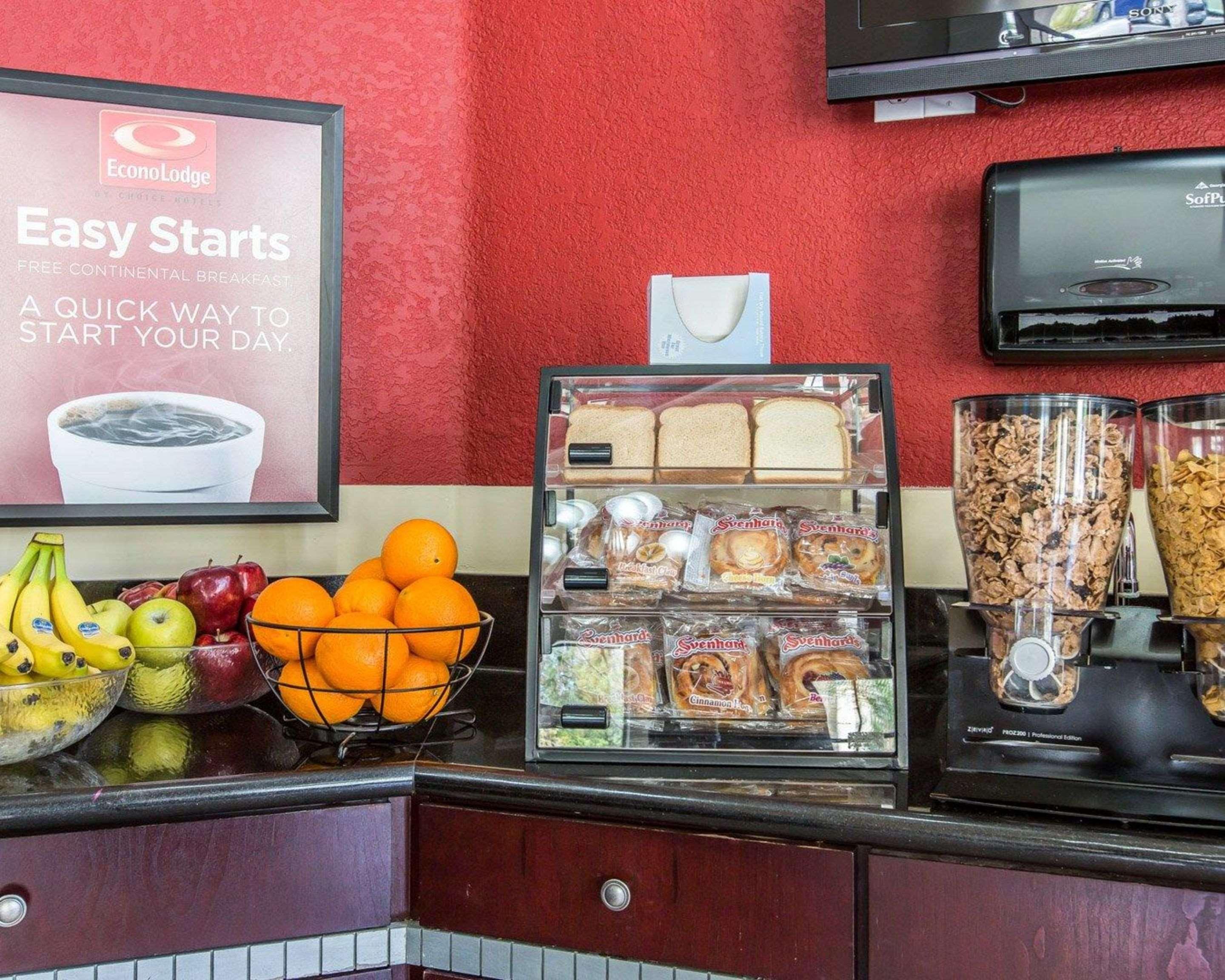 Econo Lodge Inn & Suites Fallbrook Downtown Екстериор снимка