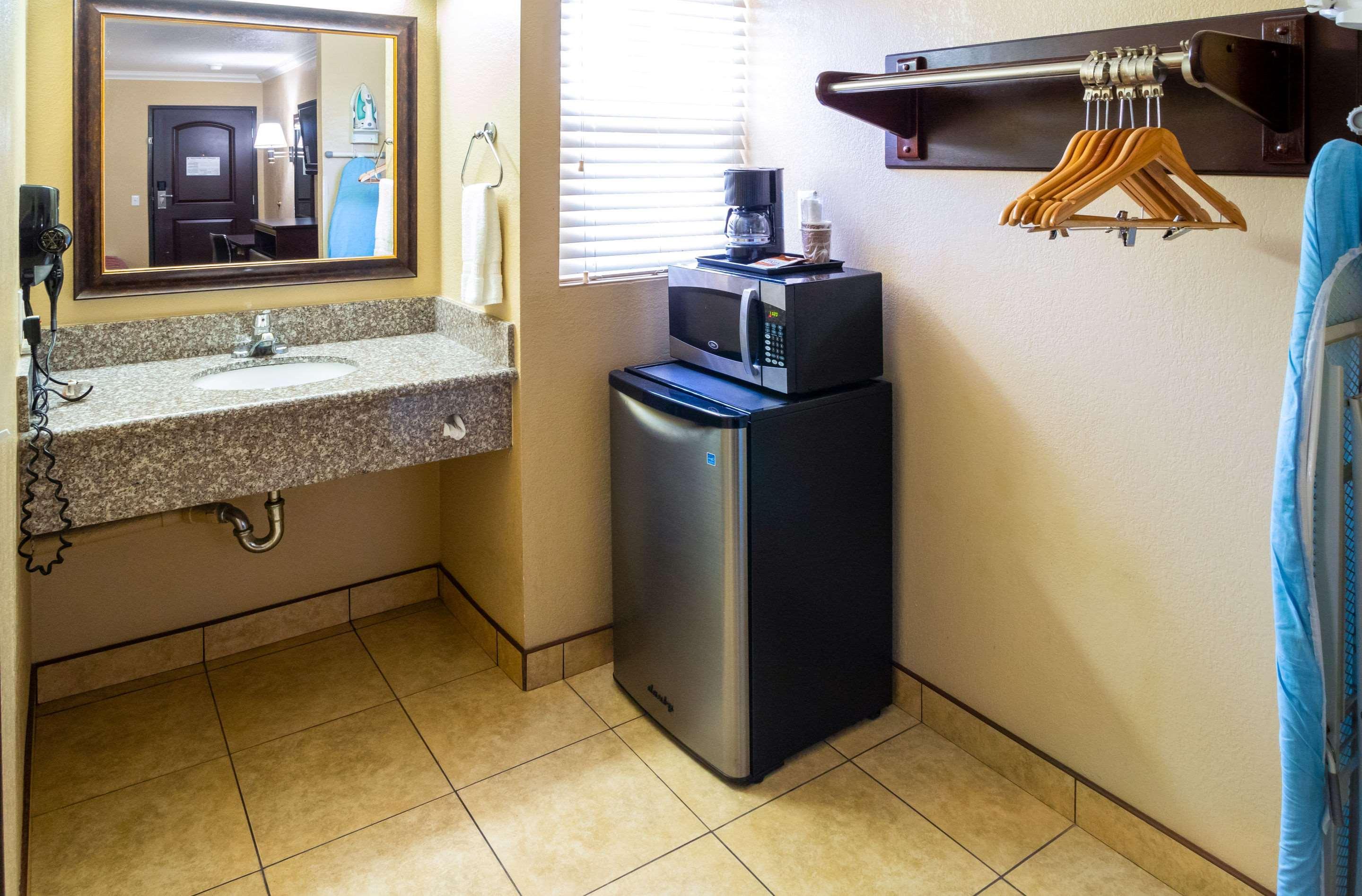 Econo Lodge Inn & Suites Fallbrook Downtown Екстериор снимка