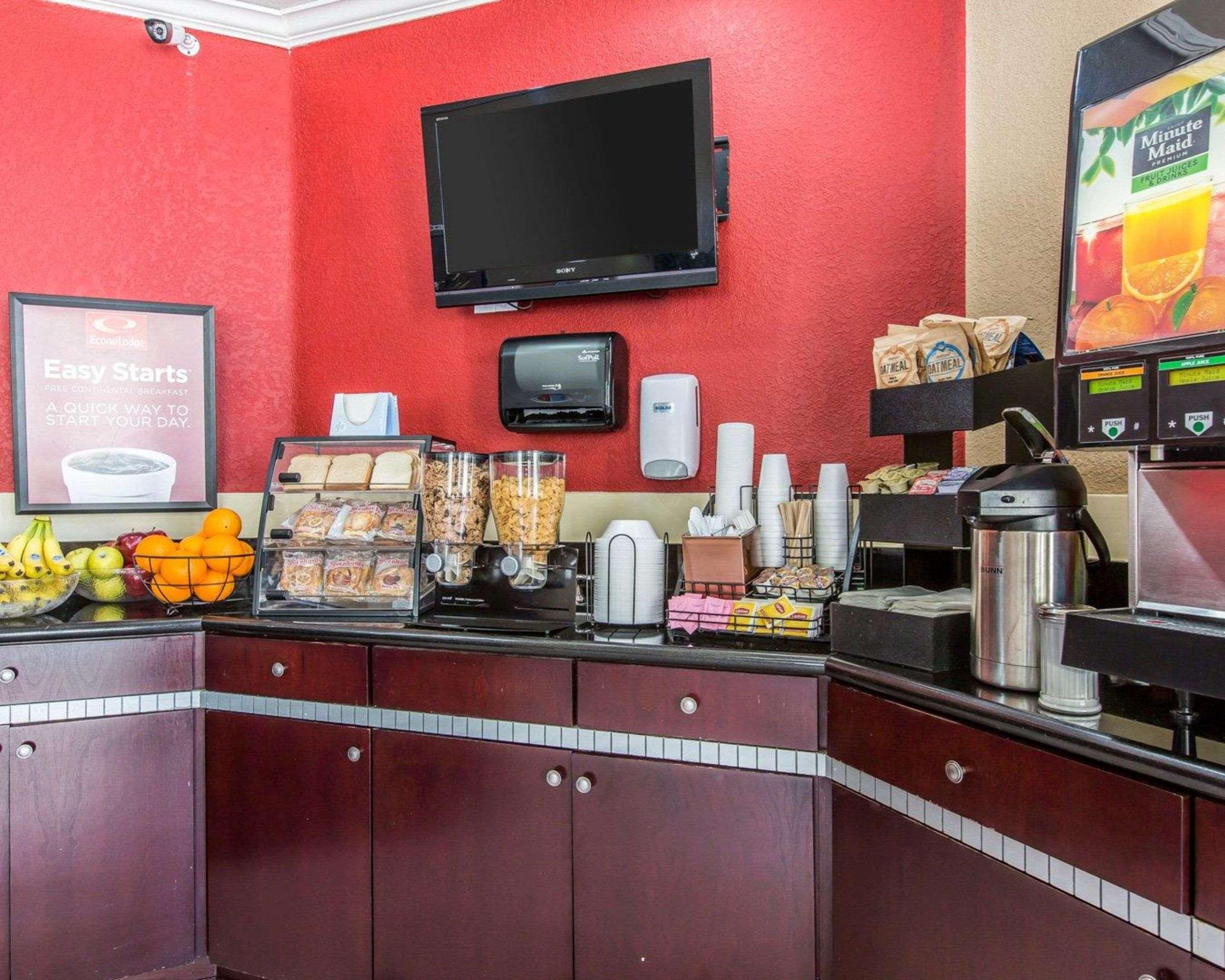 Econo Lodge Inn & Suites Fallbrook Downtown Екстериор снимка