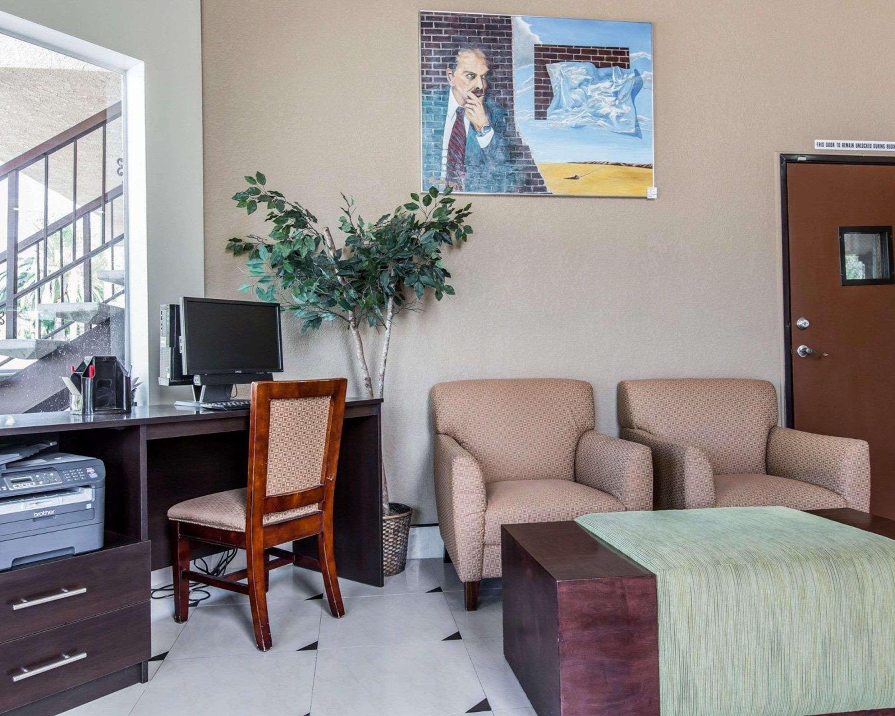 Econo Lodge Inn & Suites Fallbrook Downtown Екстериор снимка