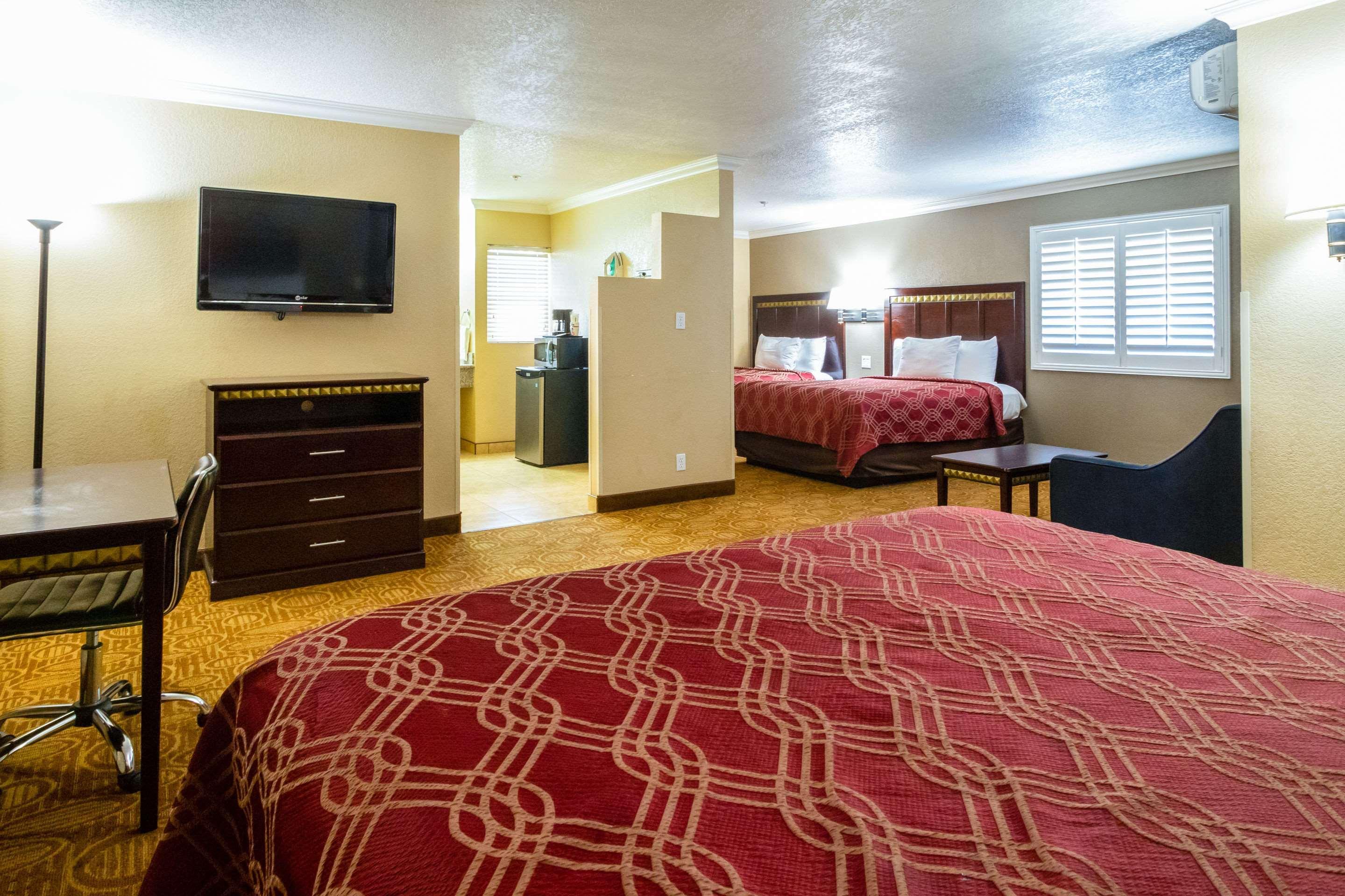 Econo Lodge Inn & Suites Fallbrook Downtown Екстериор снимка