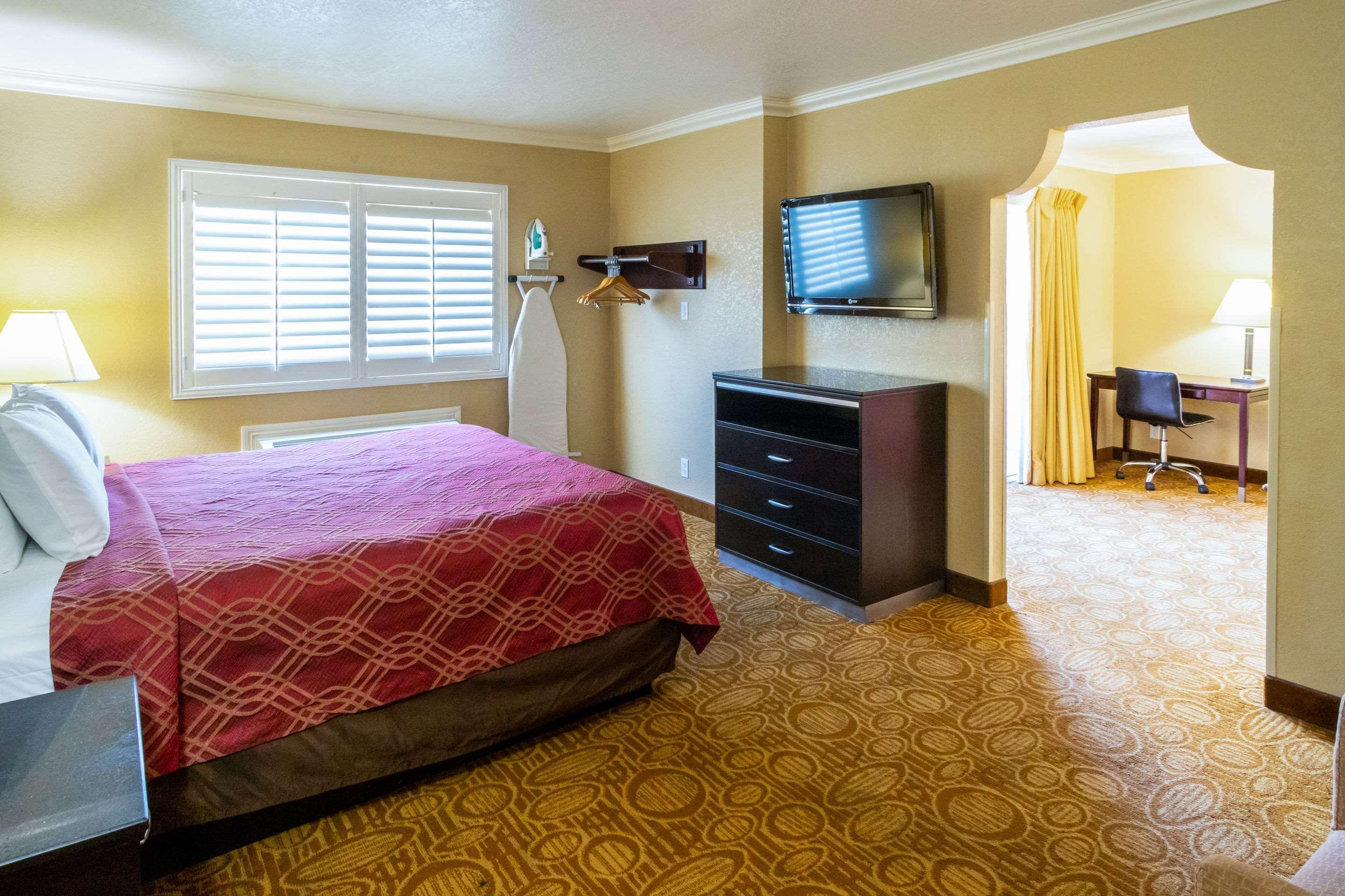 Econo Lodge Inn & Suites Fallbrook Downtown Екстериор снимка