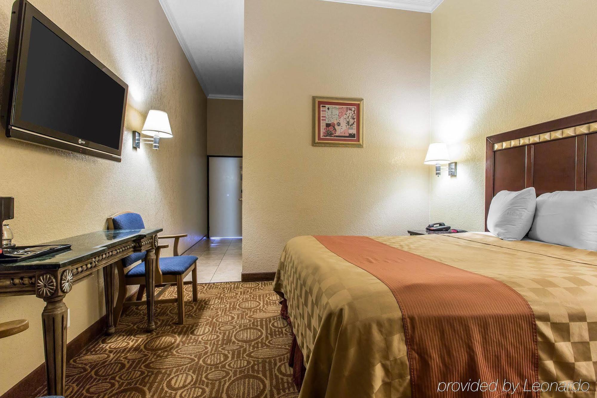 Econo Lodge Inn & Suites Fallbrook Downtown Екстериор снимка