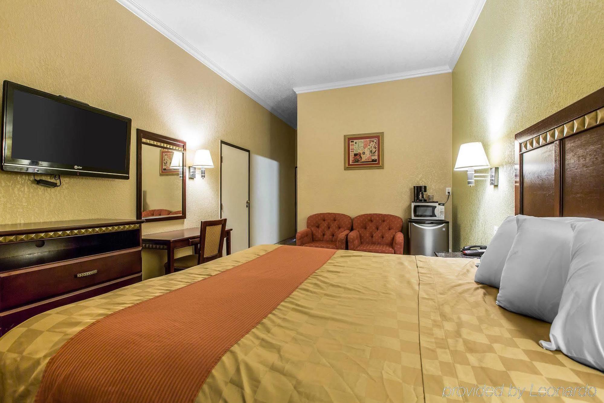 Econo Lodge Inn & Suites Fallbrook Downtown Екстериор снимка