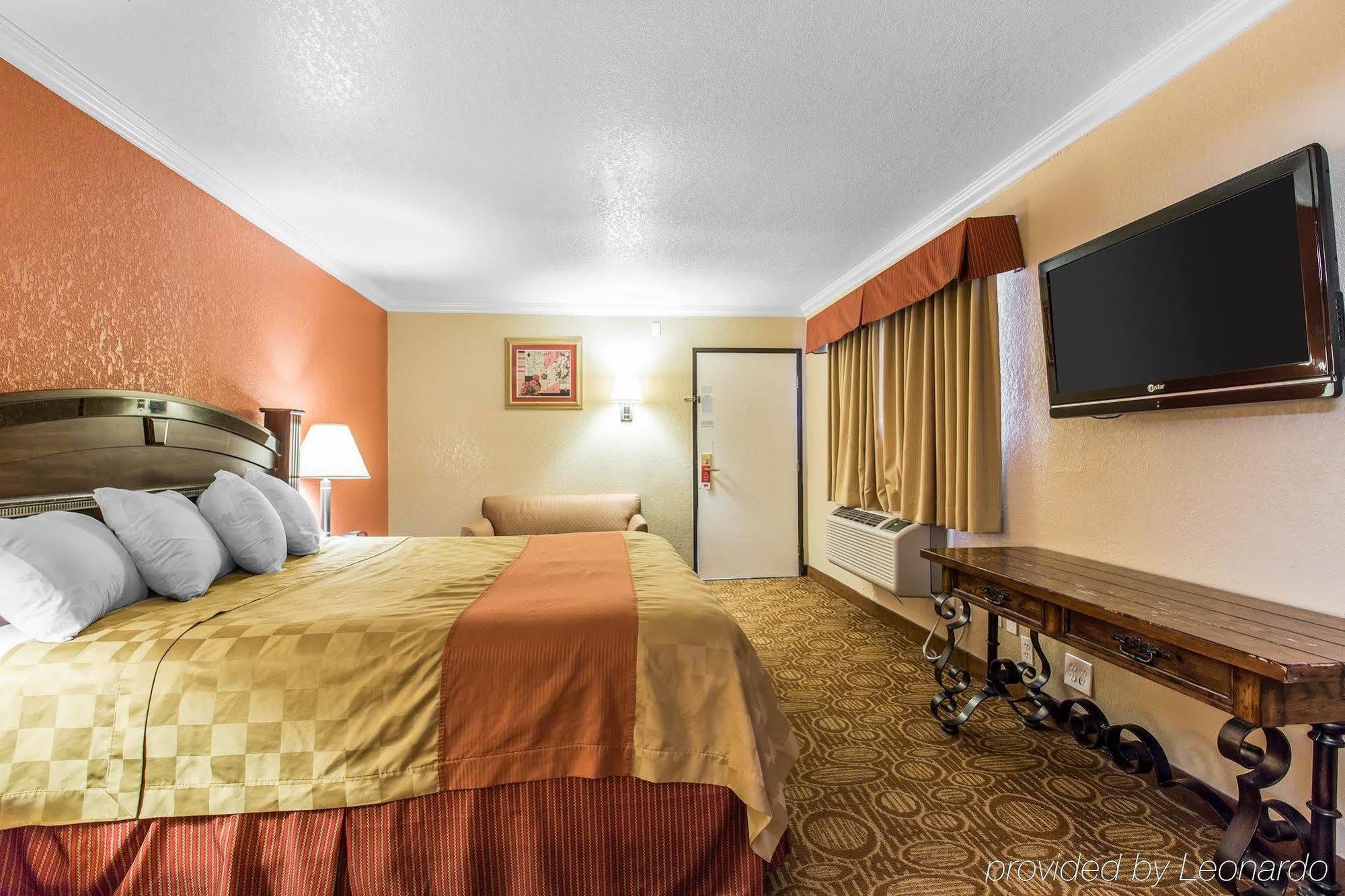 Econo Lodge Inn & Suites Fallbrook Downtown Екстериор снимка
