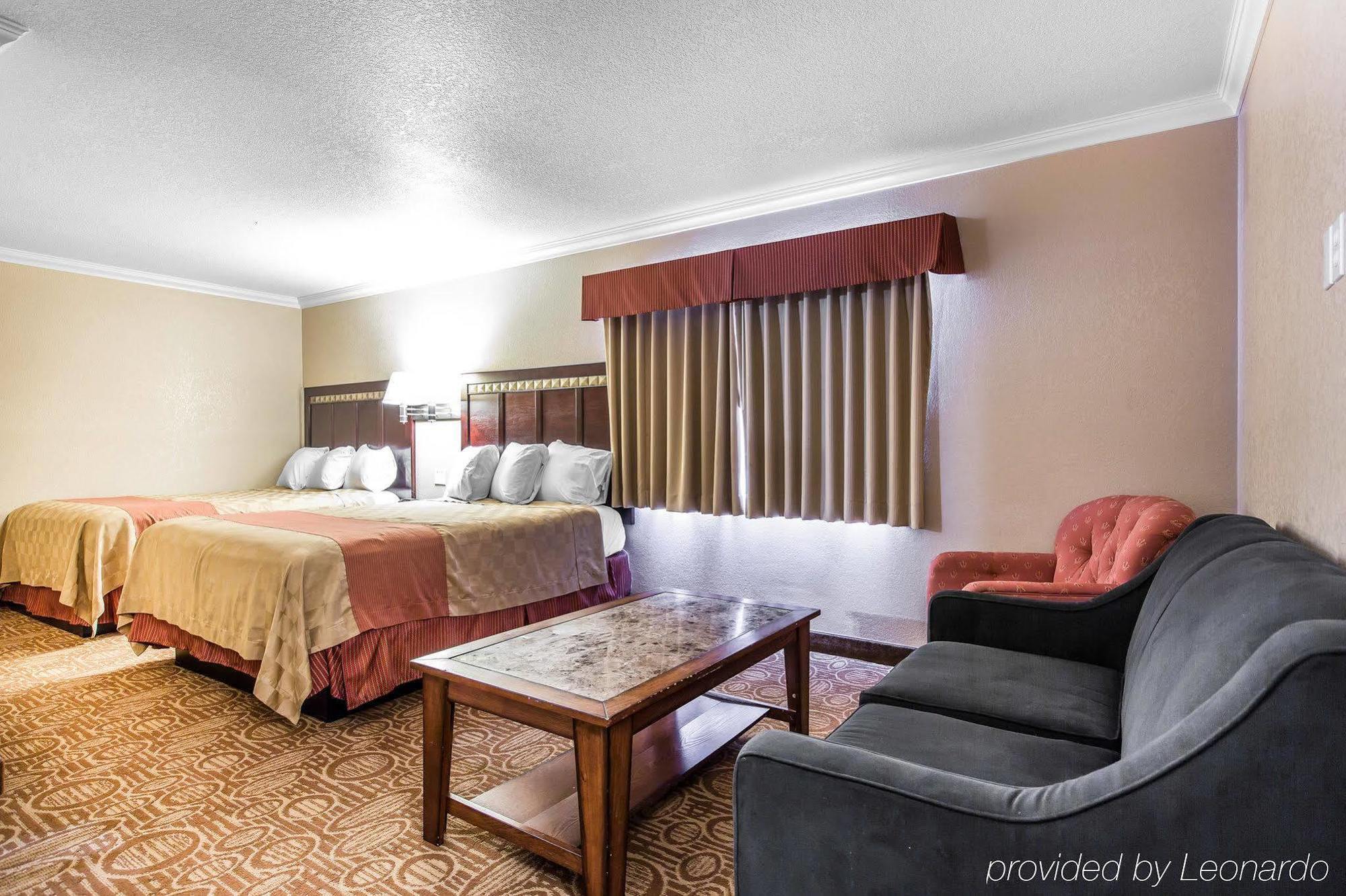 Econo Lodge Inn & Suites Fallbrook Downtown Екстериор снимка