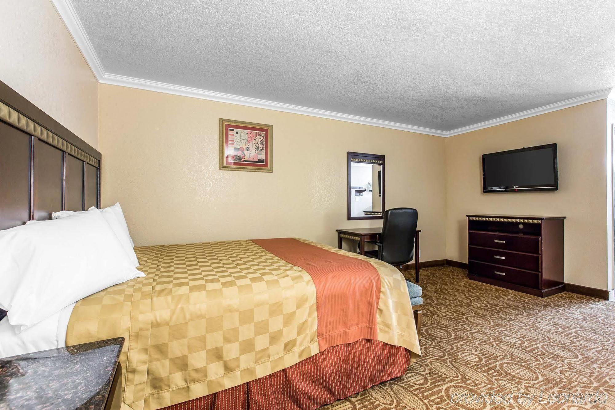 Econo Lodge Inn & Suites Fallbrook Downtown Екстериор снимка