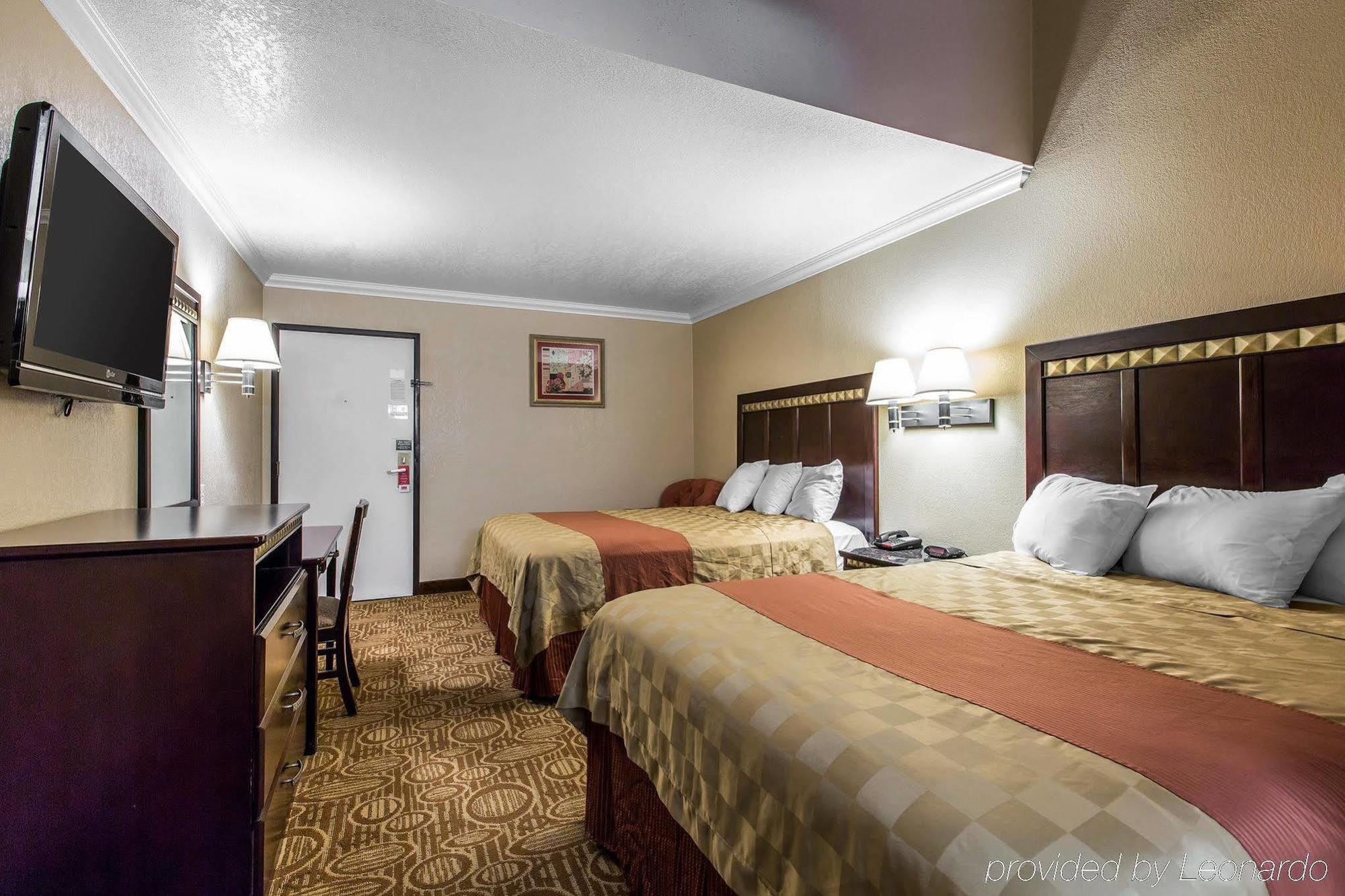Econo Lodge Inn & Suites Fallbrook Downtown Екстериор снимка