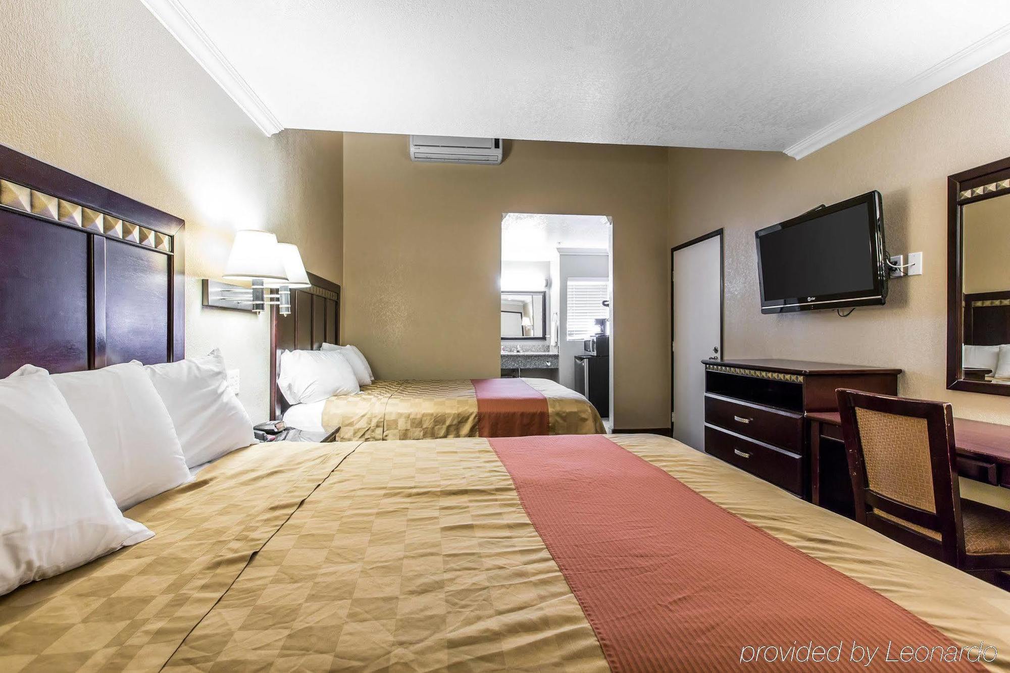Econo Lodge Inn & Suites Fallbrook Downtown Екстериор снимка