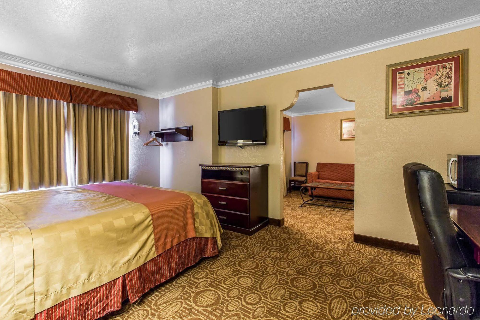 Econo Lodge Inn & Suites Fallbrook Downtown Екстериор снимка