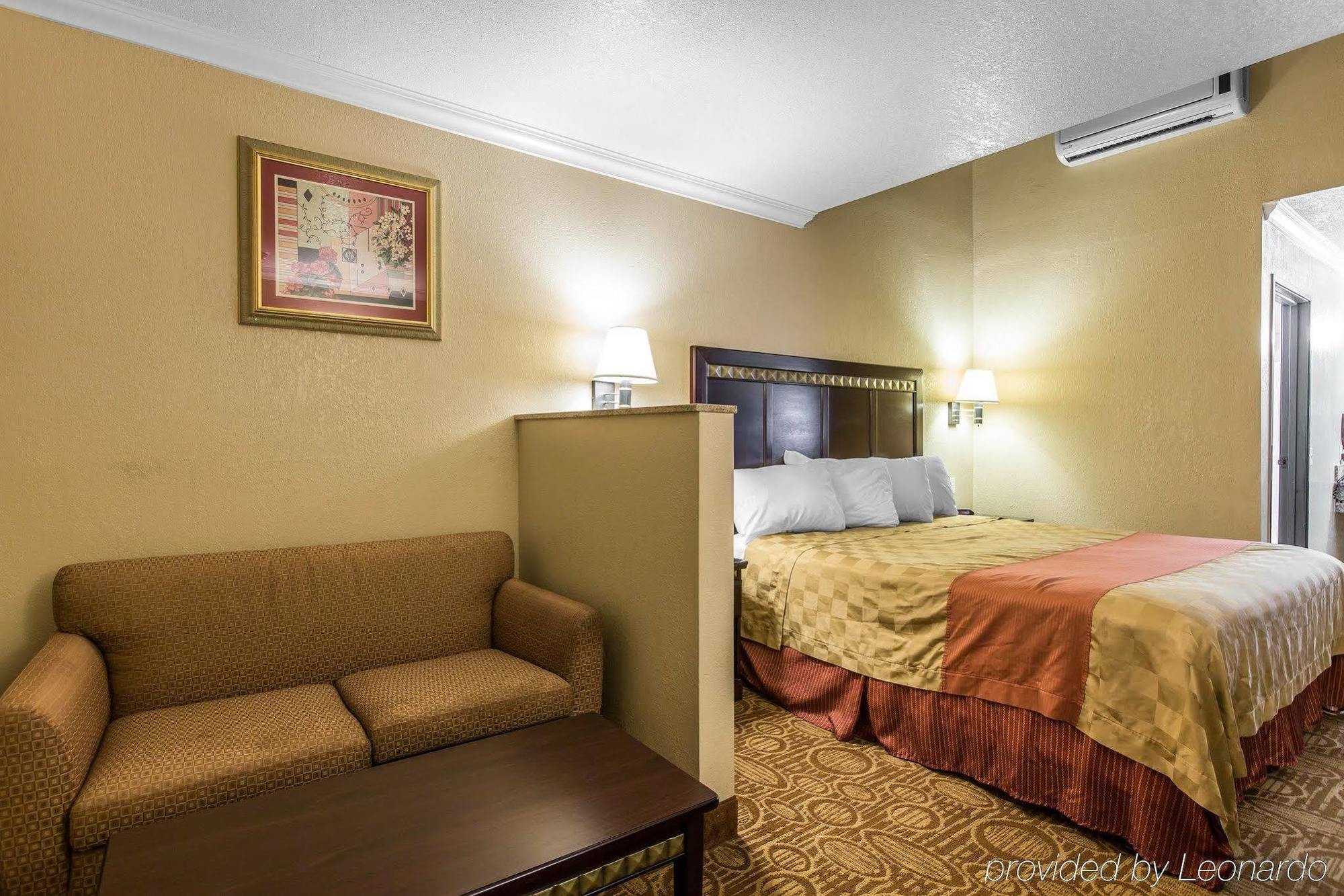 Econo Lodge Inn & Suites Fallbrook Downtown Екстериор снимка