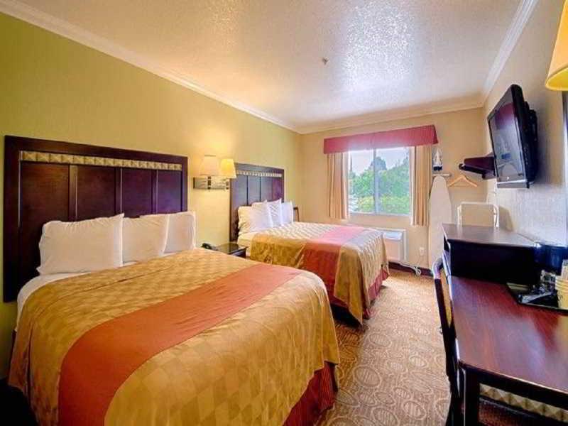 Econo Lodge Inn & Suites Fallbrook Downtown Екстериор снимка