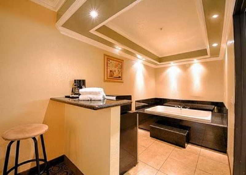 Econo Lodge Inn & Suites Fallbrook Downtown Екстериор снимка
