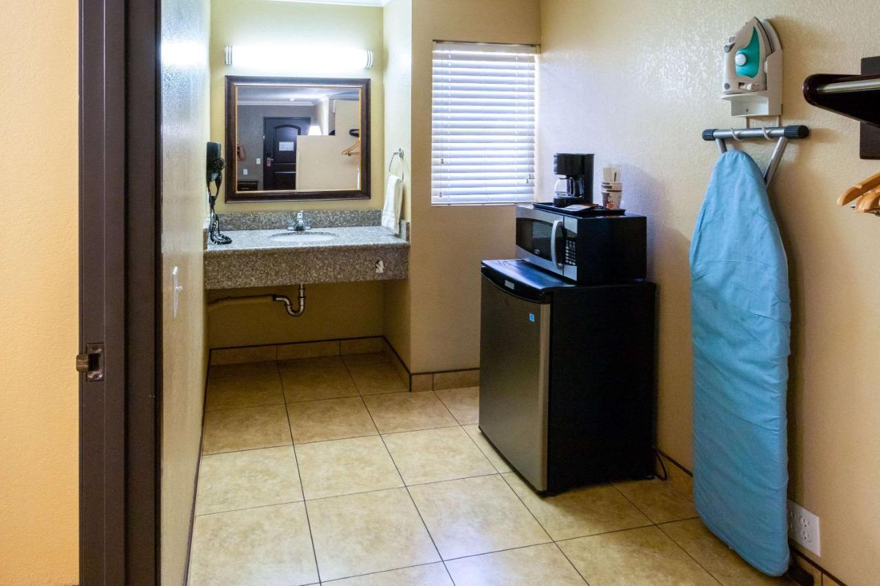 Econo Lodge Inn & Suites Fallbrook Downtown Екстериор снимка